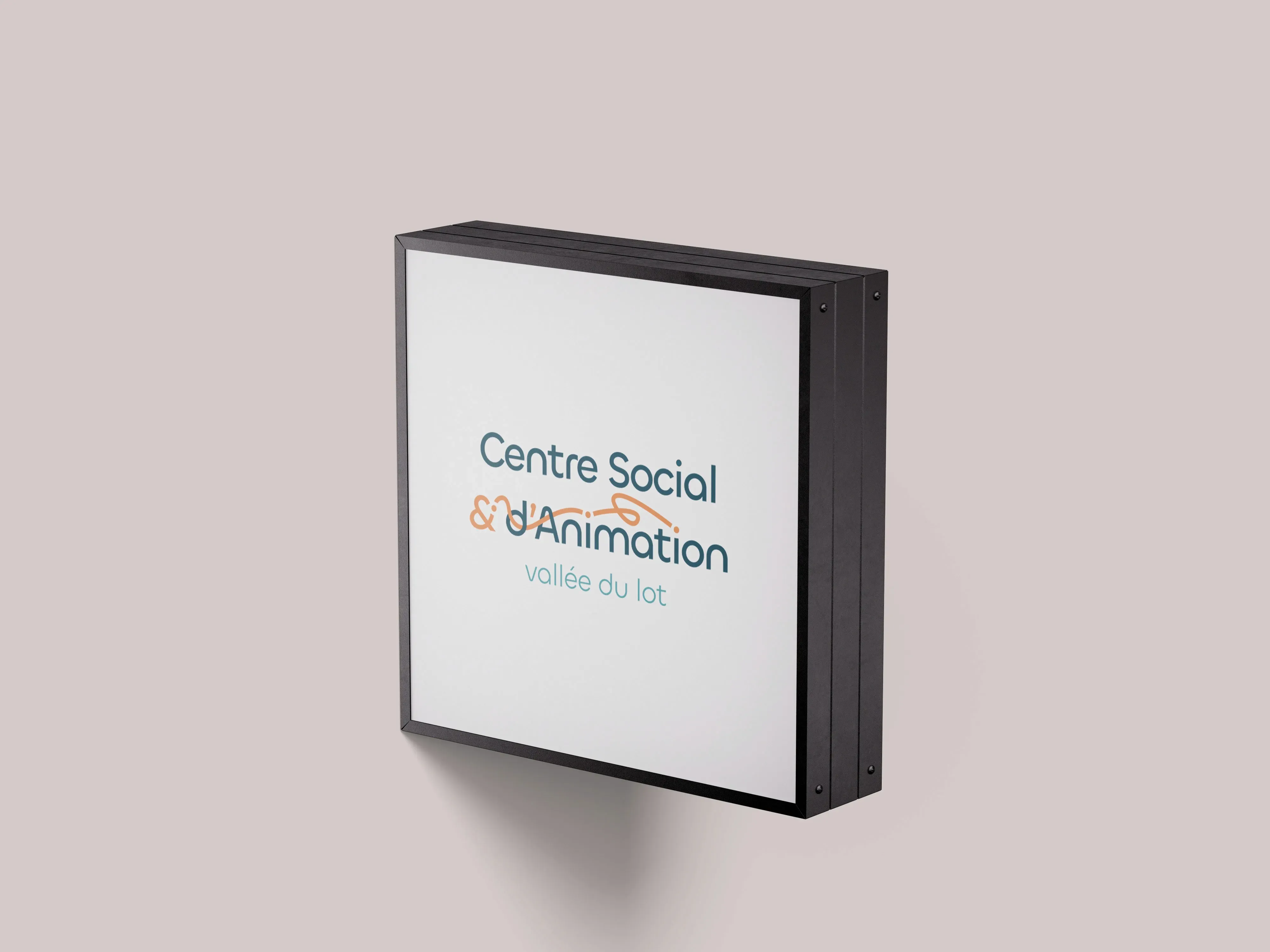 Logo du Centre Social et d’Animation Vallée du Lot présenté sur une enseigne murale.